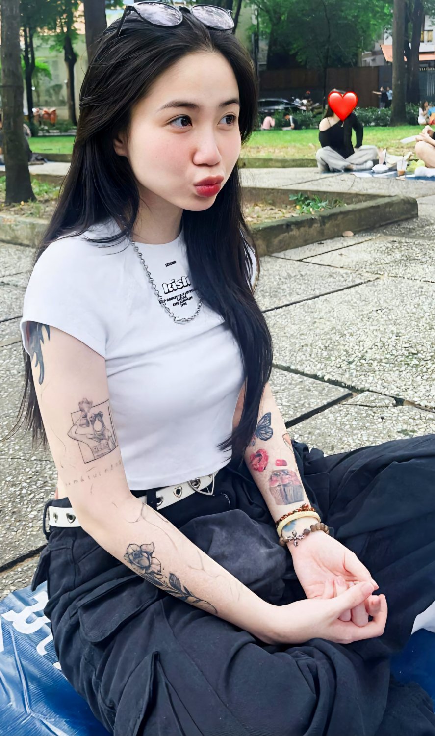 Asian Vietnam Girl Tattoo Selfie - Lại Nguyễn Quỳnh Vy #dokslEll